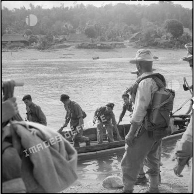 Des partisans thaïs franchissent la rivière Nam Na et rejoignent des goumiers du 17e tabor sur l'autre rive.