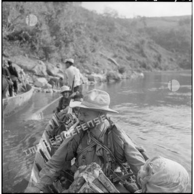 Les hommes du 17e tabor franchissent en pirogue la rivière Nam Na en pays Thaï.