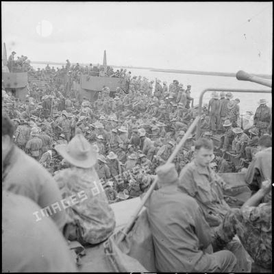 Les troupes franco-vietnamiennes à bord d'un bâtiment de débarquement au cours de l'opération Méduse dans le delta du Tonkin.