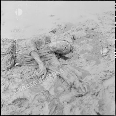 Le cadavre d'un partisan du Viêt-minh tué lors d'un accrochage au village d'An Lao, gisant dans un dans un rach.