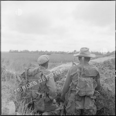 Soldats indochinois du 8e bataillon de parachutistes colonliaux (8e BPC) ebusqués à proximité du village d'An Binh.