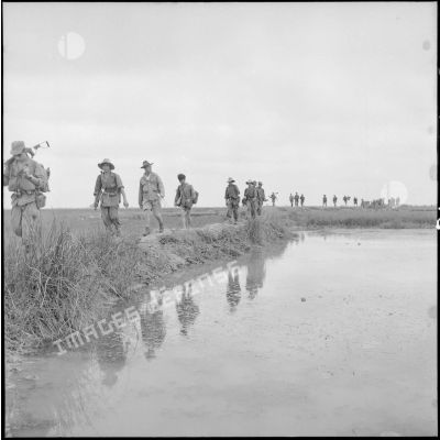 Les troupes franco-vietnamiennes progressent en colonne vers le village d'An Binh au cours de l'opération Méduse.