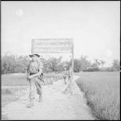 Arrivée de parachutistes au village d'An Lao au cours de l'opération Méduse. Les premiers éléments pénètrent prudemment et fouillent toutes les maisons.