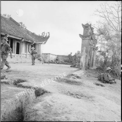 Fouille du village d'An Lao par des parachutistes au cours de l'opération Méduse.