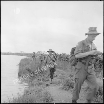 Après leur débarquement près du poste de Cui Loc, les troupes franco-vietnamiennes progressent vers l'intérieur des terres.