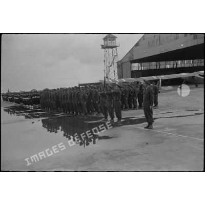 Les troupes sur l'aéroport d'Hanoi.