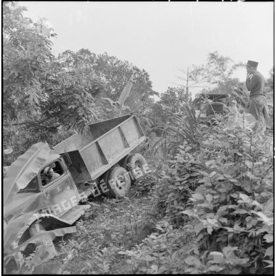 Un camion benne du génie de la Légion étrangère dans le fossé sur la route de Ngo Khe.