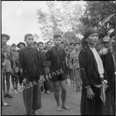 Des partisans du Viêt-minh capturés dans le secteur de Phu Ly au cours de l'opération Chinchilla, rassemblés sous la garde de soldats du 2e bataillon vietnamien (2e BVN).