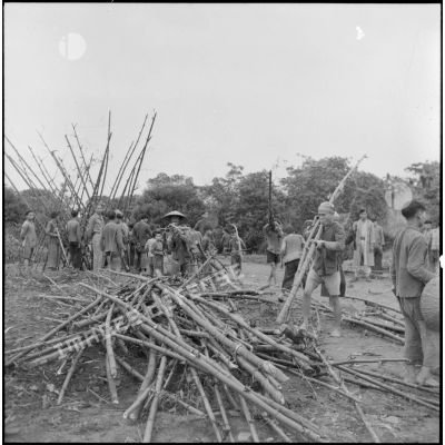 Travaux de fortification effectués par les villageois au village de Vinh Tru.