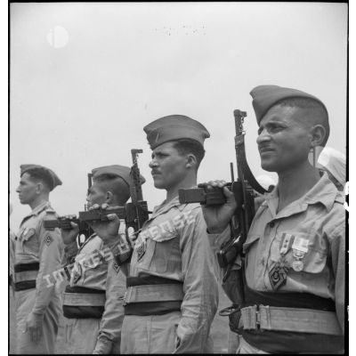 Des éléments du  8e régiment de spahis algériens (8e RSA) au garde-à-vous au cours d'une prise d'armée à Vinh Yen.