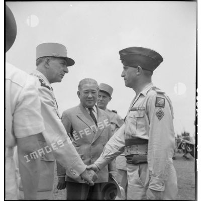 Le général de Lattre de Tassigny félicite le chef d'escadron Deluc, commandant le 8e régiment de spahis algériens (8e RSA) au cours d'une prise d'armes à Vinh Yen.