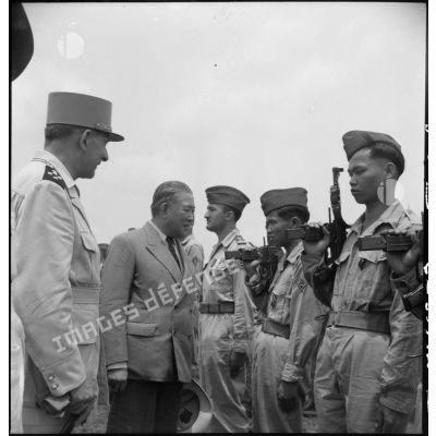 Revue des troupes par le général de Lattre de Tassigny et  Tran Van Huu sur le terrain d'aviation de Vinh Yen.