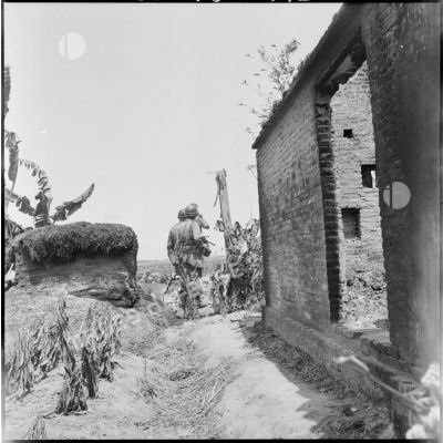 Progression des troupes françaises dans le village.