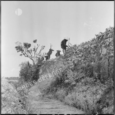 Les habitants renforcant les fortifications du village d'An Co.