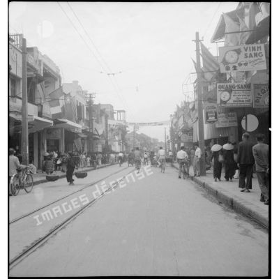 Scène de vie dans une rue de Hanoï.