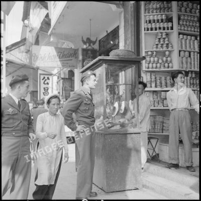 Parachutistes français devant une boutique d'Hanoï.