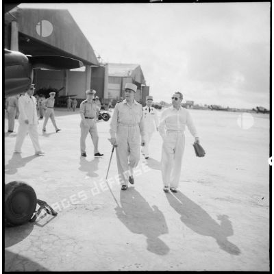 Son Excellence Malcolm Mac Donald en compagnie du général de Lattre, près des hangars.