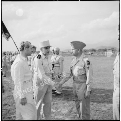 Le général de Lattre et le le chef d'escadrons Deluc, chef des défenseurs de Vinh Yen, en présence de Son Excellence Malcolm Mac Donald.