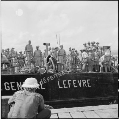 Accostage du LCM "L'inspecteur général Lefevre" dans le port d'Hanoï (Haiphong ?).