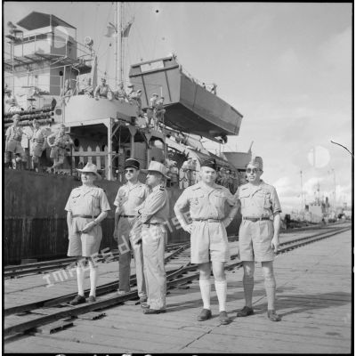 Des officiers surveillant le débarquement des troupes.