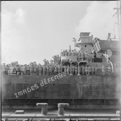 Soldats français au garde-à-vous sur le pont du LST.