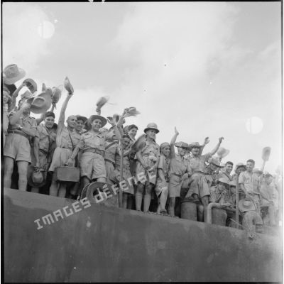 Les soldats français rassemblés sur le pont du LST.