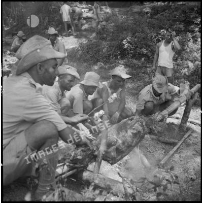 Goumiers du 1er tabor préparant le méchoui.