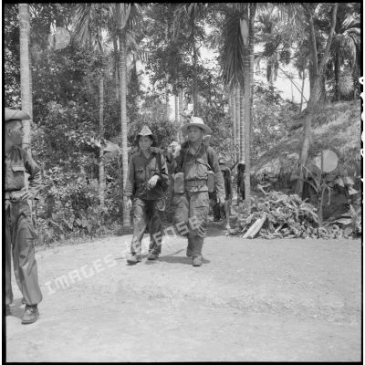 Soldats vietnamiens dans le village de Nam Dinh.
