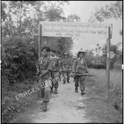 Les troupes franco-vietnamiennes progressent le long d'un sentier.