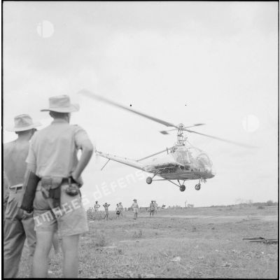 Décollage de l'hélicoptère sanitaire Hiller H-23.