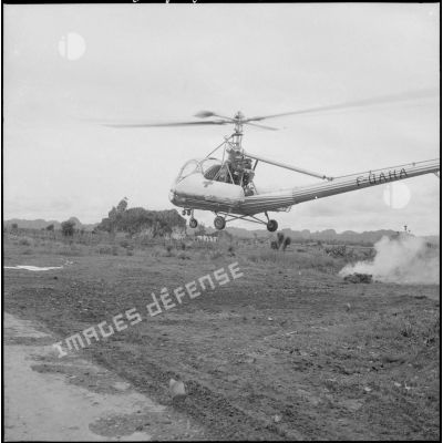 L'hélicoptère sanitaire Hiller M360 (n°126 immatriculé F-OAHA), piloté par le lieutenant Santini, se pose.