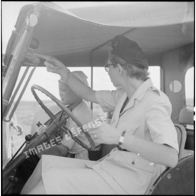 Une assistante sociale au volant d'une jeep.