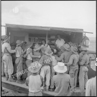 Soldats rassemblés autour du camion de l'assistance.