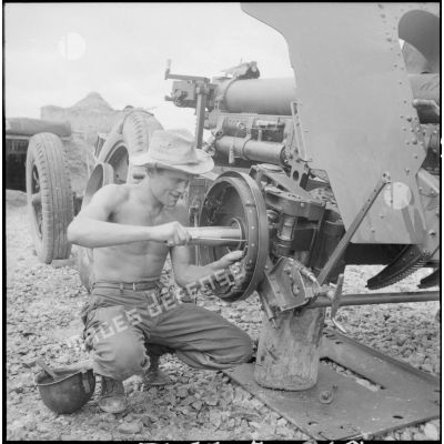 Réparation d'une roue du canon de 105 long par le maréchal des logis André Gosse, mécanicien d'artillerie.
