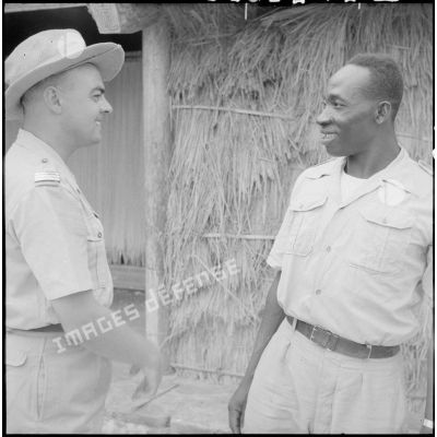 Le capitaine Hildebert Caseneuve, commandant la 2e batterie du 3e bataillon du 4e RAC, et Koraté Mamadou.