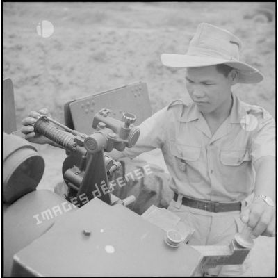 Appareil de pointage sur canon de 105 par le brigadier pointeur Phoc Cay Cong.