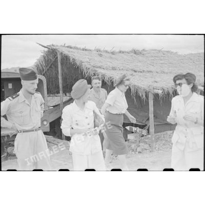 Personnel féminin de la Croix-Rouge en compagnie d'officiers.