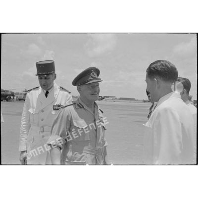 Le général Gracey, le général Cogny, et des personnalités vietnamiennes.