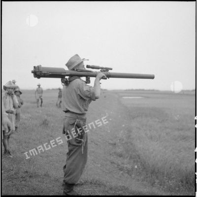 Présentation du canon de 57 mm sur l'épaule.