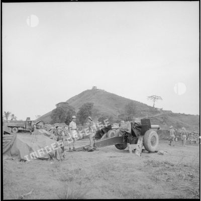 Groupe de soldats autour d'un canon de 155 médium.