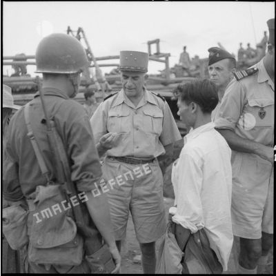 Le général de Linarès entouré de soldats et d'un vietnamien.