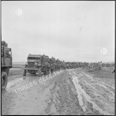 Les troupes parachutistes du 7e BPC remontent dans les camions qui vont les ramener à Hanoi.