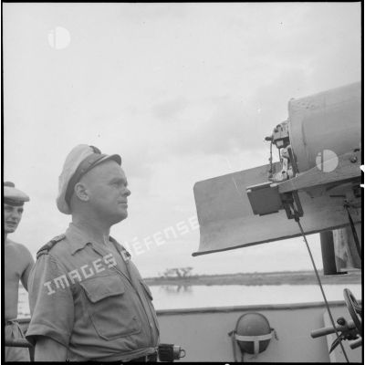 Un officier marinier en arrière d'une culasse d'un canon de 75 mm.