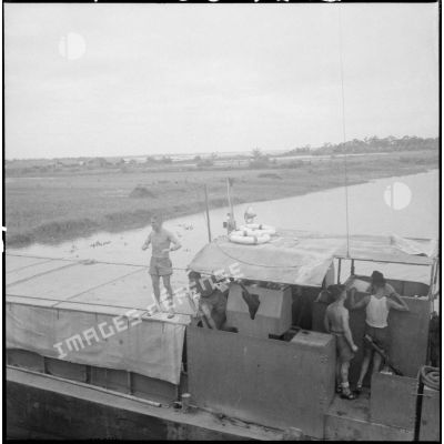 Soldats sur le pont d'un LCM.