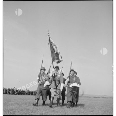 Défilé du drapeau du 65e RI et de sa garde d'honneur.