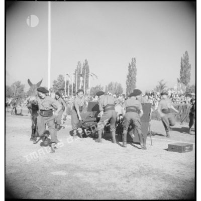 Mise en batterie d'un canon de 75 mm lors de la fête de corps du 2e RAM.