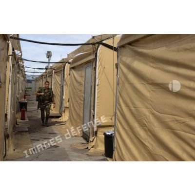 Exercice de renforcement de la protection sur le camp de N'Dol, ici l'allée des tentes.