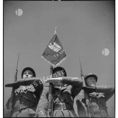 Le fanion du 8e escadron du 4e régiment de la Garde et sa garde d'honneur.