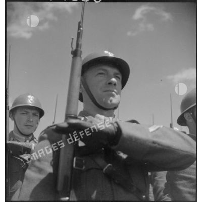 Portrait d'un gradé de la Garde au présentez-arme.