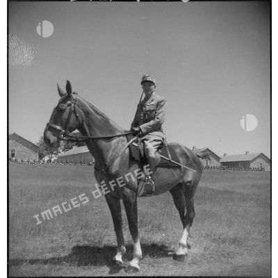 Portrait du général de brigade Bois à cheval.